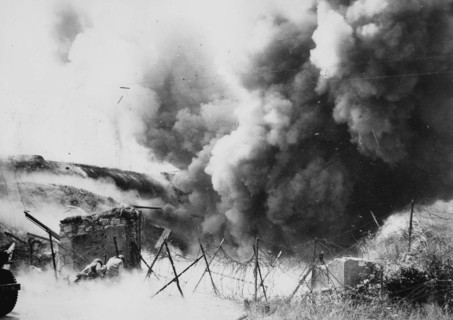 Explosion d'un blockhaus allemand (juin 1944)