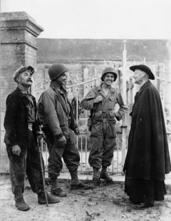 Deux soldats américains fraternisent avec le curé de Nucilly