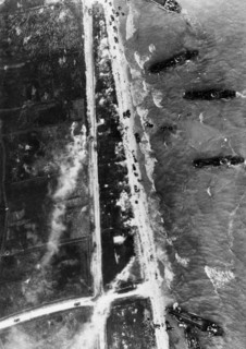 Vue aérienne d'une plage du débarquement, juin 1944