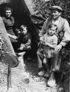 Une famille s'est réfugiée dans un canal de drainage pour échapper aux bombardements (1944)
