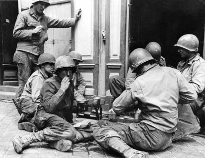 A Cherbourg, les GI's mangent leur premier repas chaud (juin 1944)