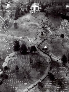 Visiteurs rendant hommage au Président John Fitzgerald Kennedy au cimetière d'Arlington, le 28 novembre 1963