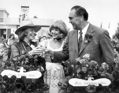 Der ehemalige Berufsboxer Max Schmeling (r) und Aenne Burda (l) als...