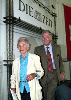 Theo Sommer und Marion Gräfin Dönhoff bei "Zeit"-Forum