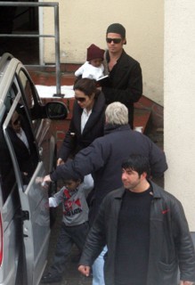 Brad Pitt mit Tochter Zahara auf dem Arm und Angelina Jolie mit Maddox an der Hand verlassen das