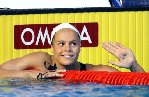 Die französische Schwimmerin Laure Manaudou freut sich am Sonntag (25.03.2007) nach ihrem