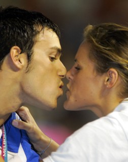Die französische Schwimmerin Laure Manaudou (r) gratuliert ihrem Freund Luca Marin aus Italien am