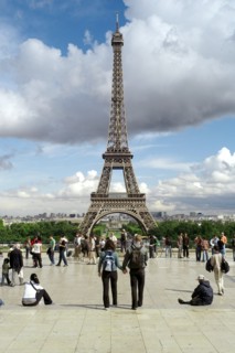 Der Eiffelturm in Paris nach einem Regenschauer, aufgenommen am Montag (09...