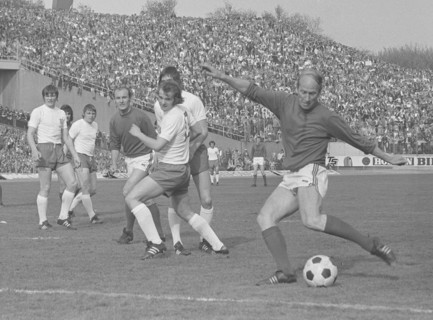 Bobby CHARLTON im Trikot der englischen Fussball-Nationalmannschaft.