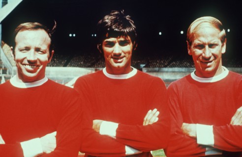Drei Stars des englischen Fußballklubs Manchester United (v.l.): Mittelfeldspieler Nobby Stiles,