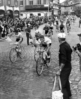 Der Franzose Jacques Anquetil (r.) rollt am 23.06.1966 auf der zweiten Etappe der Tour de France im