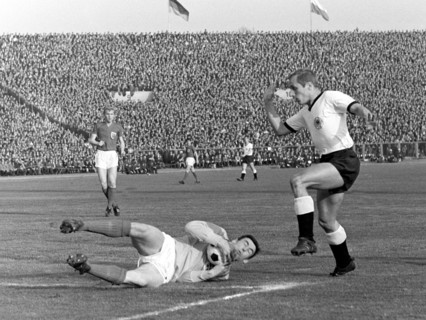 Der englische Torhüter Gordon Banks (unten) fängt den Ball im Liegen vor dem deutschen Stürmer