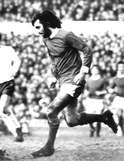 George Best, der frühere Flügelstürmer von Manchester United, in Aktion im United-Trikot am 11.01