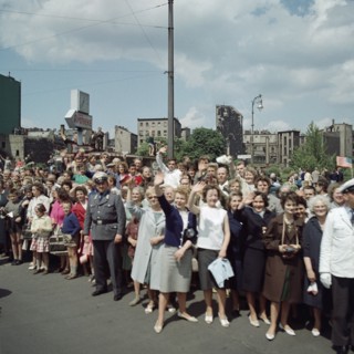 Foule saluant le président John F. Kennedy