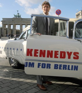 Anthony Kennedy Shriver steht am Freitag (10.11...