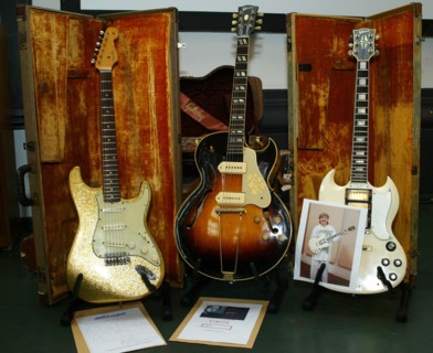 Alte Gitarren von Bob Dylan (l), Eric Clapton (m) und Carlos Santana (r)...