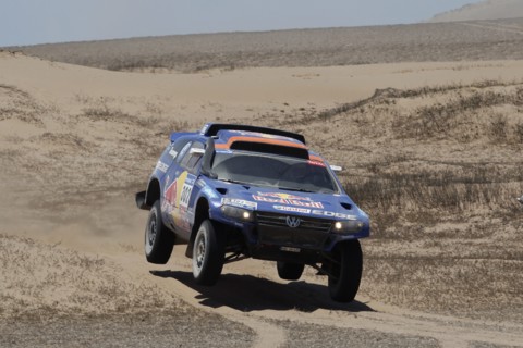Nasser Al-Attiyah aus Katar und sein deutscher Co-Pilot Timo Gottschalk fahren am Montag (10.01