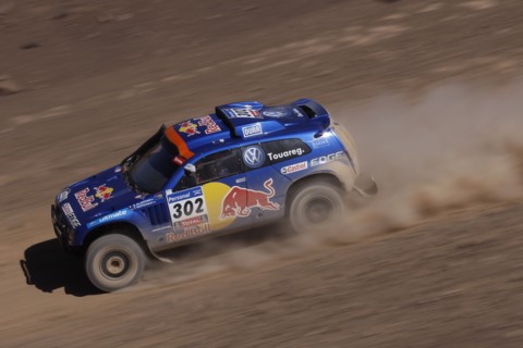 Nasser Al-Attiyah aus Katar und sein deutscher Co-Pilot Timo Gottschalk fahren am Montag (10.01