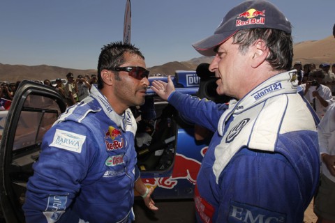 VW Race Touareg-Pilot Nasser Al-Attiyah (l) aus Katar und sein Teamkollege Carlos Sainz aus Spanien