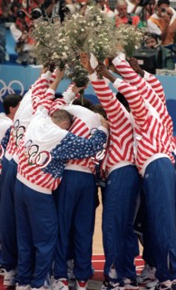 Die Mitglieder des legendären US-amerikanischen " Dream Teams " bilden am 08.08.1992 bei den