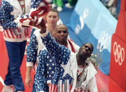 Mit Michael "Magic" Johnson (r) und Charles Barkley (2.v.r.) an der Spitze ziehen die Mitglieder