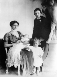 Kaiser Karl von Österreich mit Kaiserin Zita und den Kindern Otto von...