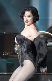 Die US-amerikanische Burlesque - Künstlerin Dita von Teese probt mit dem Duo...