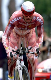 Muskelmann: In einem extravaganten Rennanzug  startet der italienische Radprofi Mario Cipollini vom
