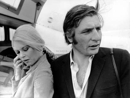Der Schweizer Industriellen-Erbe, Playboy und Fotograf Gunter Sachs mit seiner damaligen Frau