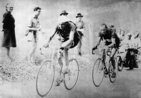 Im Windschatten des Italieners Fausto Coppi (l) fährt der Schweizer Hugo Koblet am 18.7.1951 auf