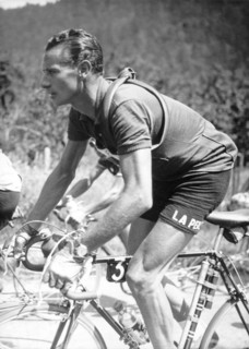 Der Schweizer Hugo Koblet ist am 29.07.1951 auf der Schlußetappe der Tour de France von Dijon nach