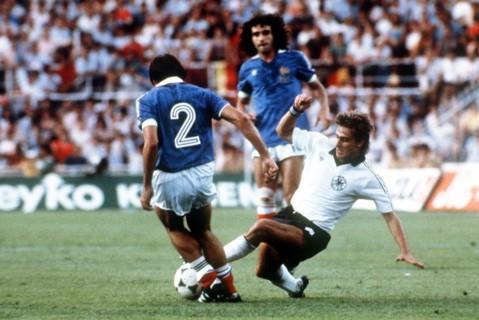 Der deutsche Mittelfeldspieler Pierre Littbarski (r) im Zweikampf mit dem ...