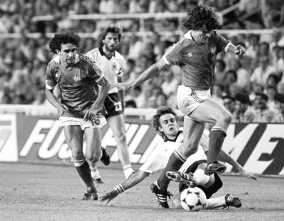 Der deutsche Mittelfeldspieler Pierre Littbarski (r...