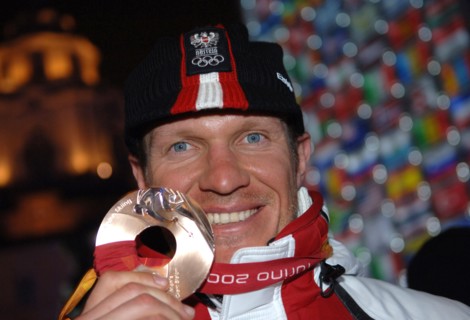 Herman MAIER (AUT) , 3.Platz, praesentiert seine Bronzemedaille, 

Siegerehrung Riesenslalom der