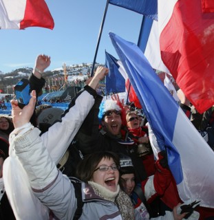 Olympia
20. Olympische Winterspiele 2006 Turin
Abfahrt Herren 12.02.2006
FRA Fans feiern die