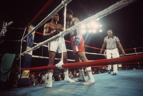 Die US-Schwergewichtsboxer Muhammad Ali (l) und George Foreman (M) kämpfen am 30.101974 in Kinshasa