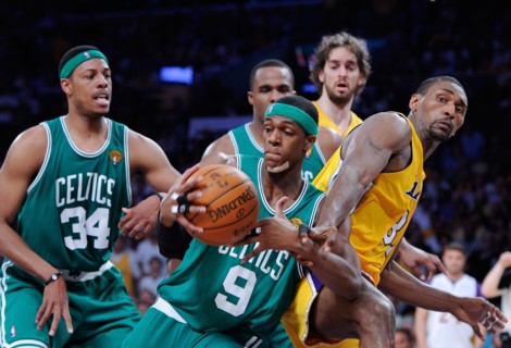 (100618) -- LOS ANGELES, June 18, 2010  -- Boston Celtics' Rajon Rondo (C) controls the ball during