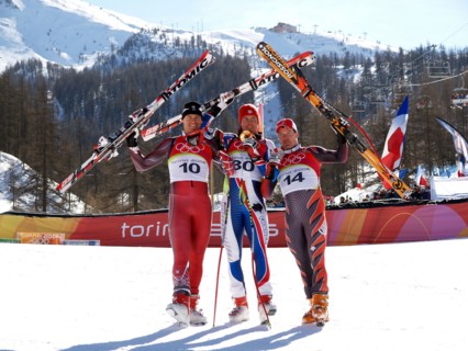 Der französische alpine Skifahrer Antoine Deneriaz (Mitte) gewinnt am 12.02.2006 die Goldmedaille
