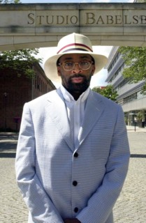US-Regisseur Spike Lee steht am 11.7.2001 vor den Babelsberger Filmstudios. Lee sah sich hier die