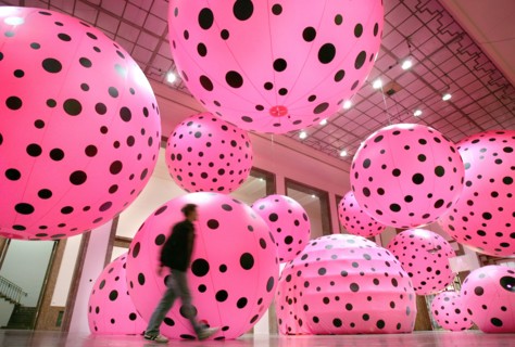 Ein Mann geht am Mittwoch (07.02.2007) durch die Ausstellung "Dots Obsession - Love Transformed