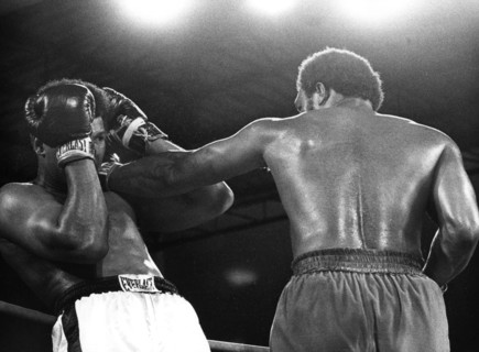 US-Schwergewichtsboxer Muhammad Ali (l) vermeidet in doppelter Deckung einen Kopftreffer seines