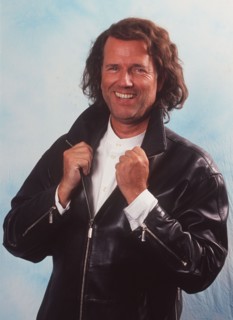 .jpg  Andr¿ RIEU, NL, Musiker, Violinist, "Walzerkoenig", halbe Figur, HF.