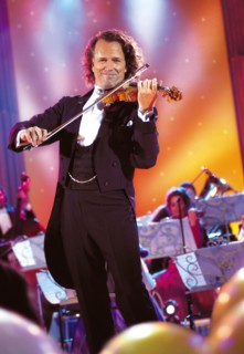 Der Musiker Andre Rieu führt in seiner Sendung "Champagnermelodien" durch den ZDF-Silvesterabend