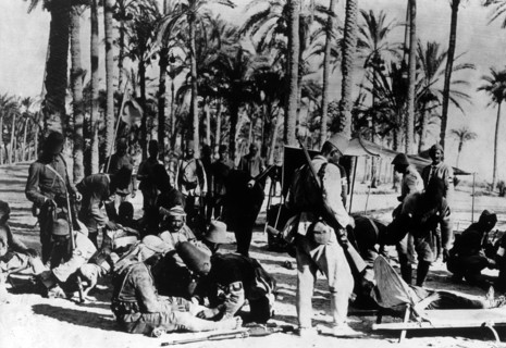 First World War: transportation of wounded people in the desert