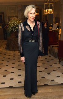 Die Innenarchitektin und Designerin Andree Putman posiert am Samstagabend...
