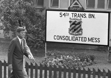 Le Président John F. Kennedy lors de la visite d'une base aérienne à Hanau en 1963