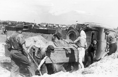 Berlins build airfield in Berln-Tegel