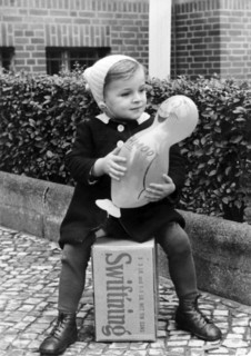Blockade Berlin 1948: Child with care package