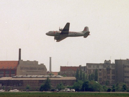"Raisin Bomber" above the roofs of Berlin