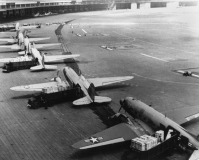 Airlift for supply of West-Berlin